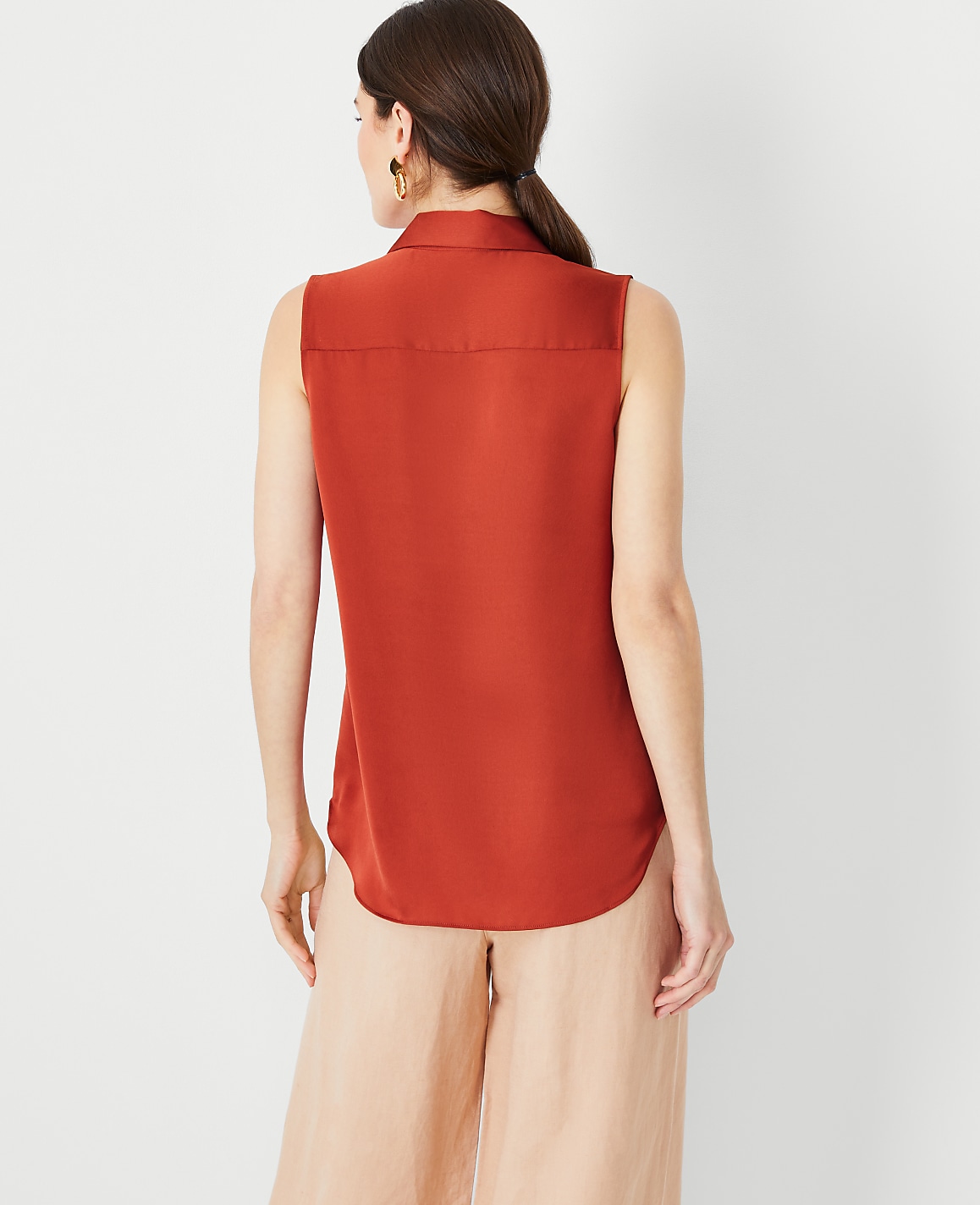 Sleeveless Essential Shirt