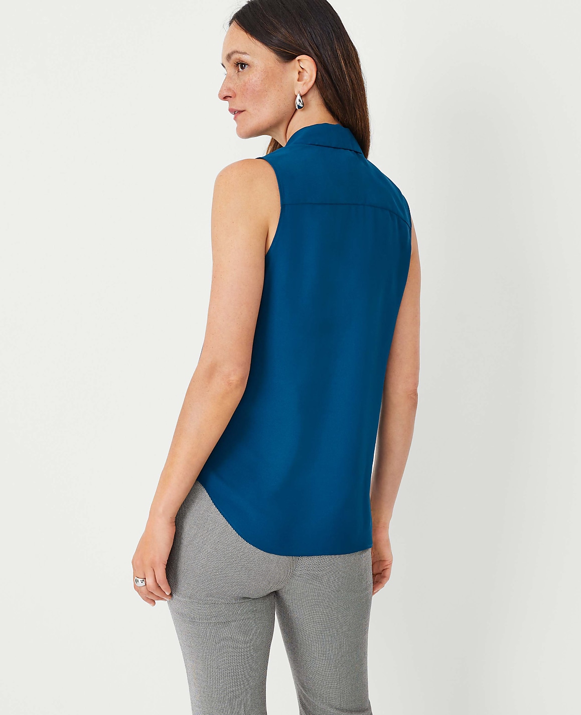 Sleeveless Essential Shirt