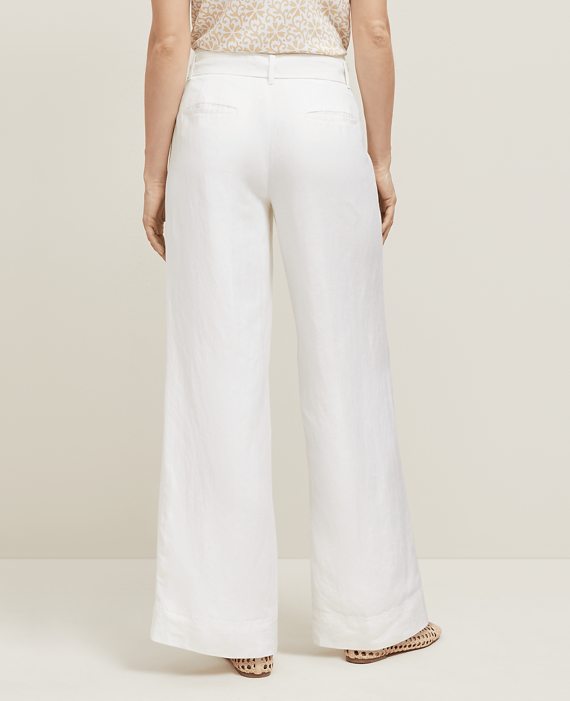 The Belted Wide-Leg Pant in Linen Blend &mdash; Curvy Fit