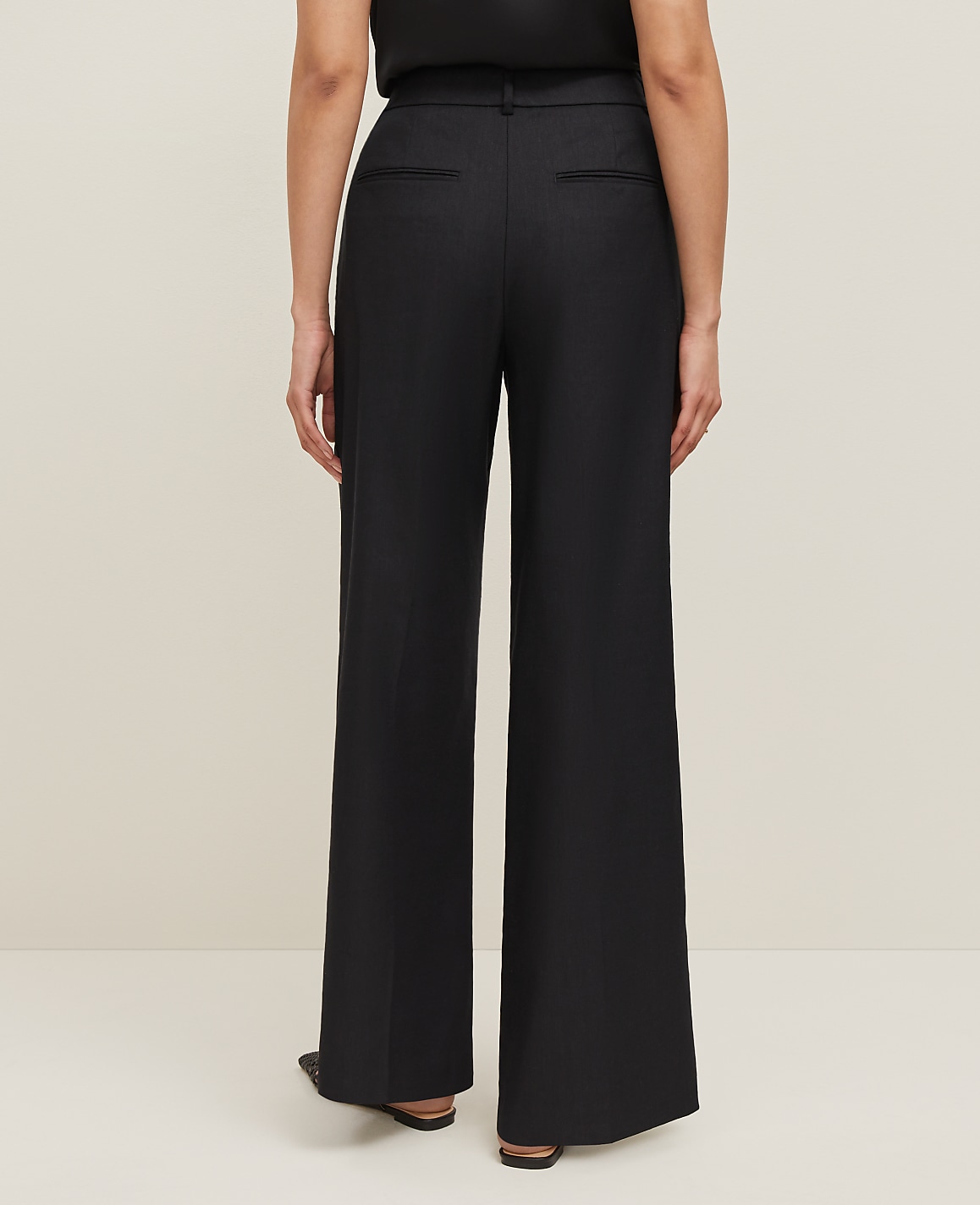 The Petite Wide-Leg Pant in Linen Blend &mdash; Curvy Fit