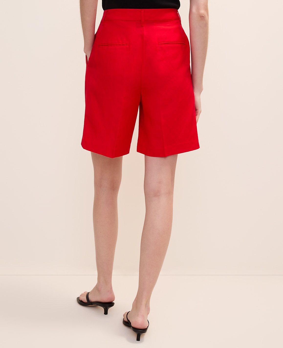 The Petite Bermuda Short in Linen Blend