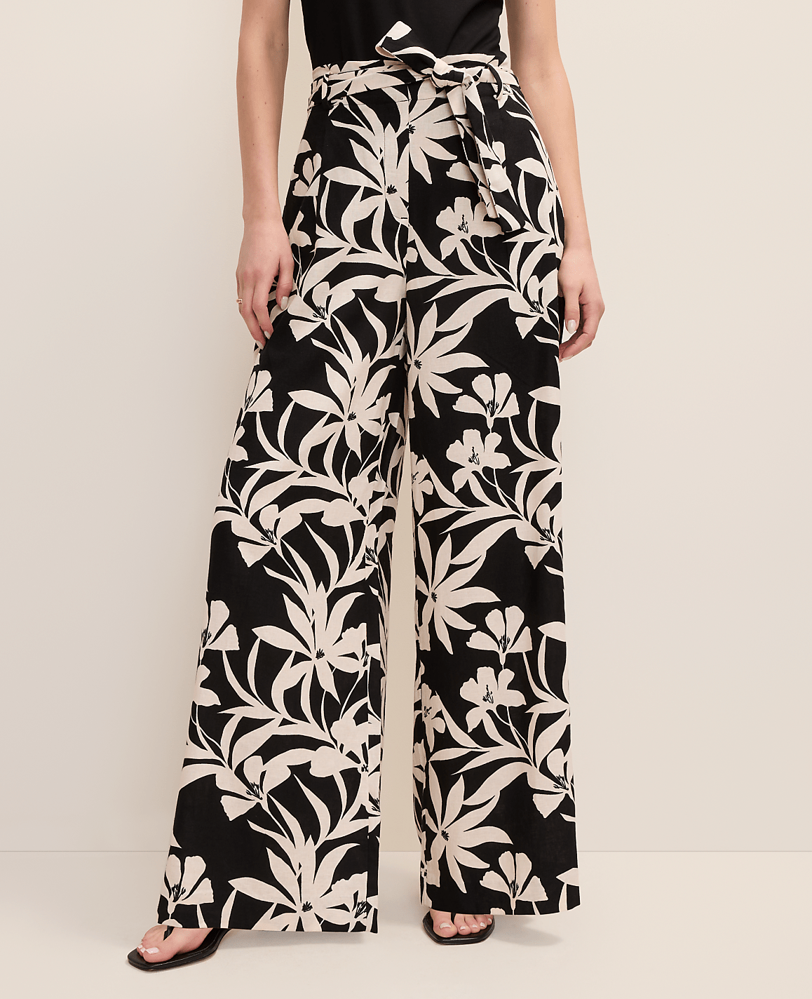 The Petite Wide-Leg Paperbag Pant in Floral Linen Blend