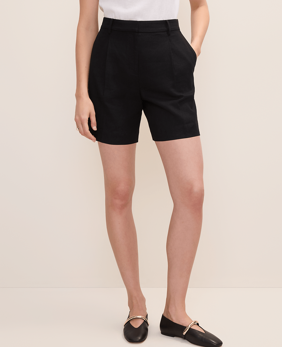 The Pleated Bermuda Short in Linen Blend