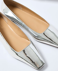 Metallic Leather Flat carousel Product Image 2