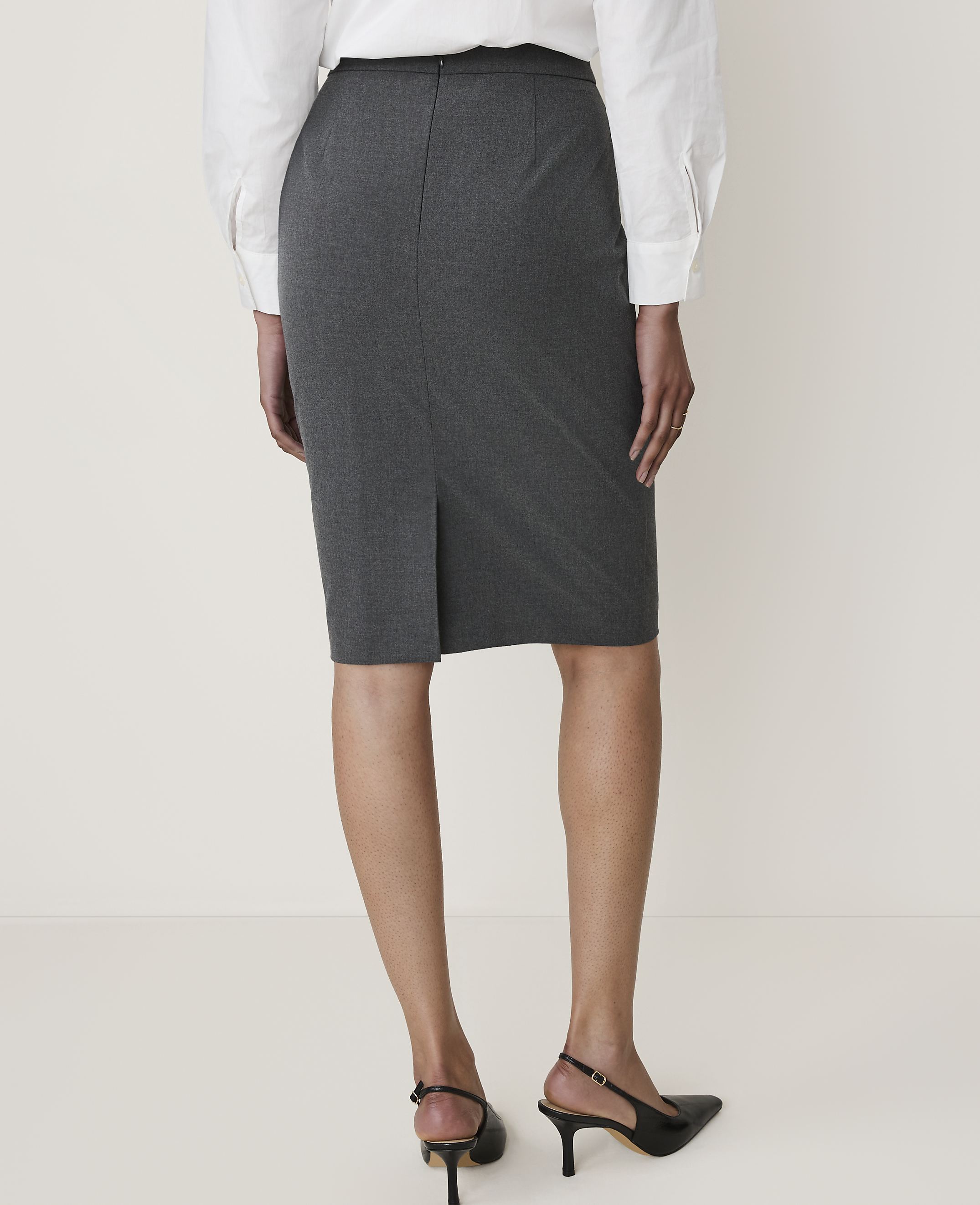 The Seamed Pencil Skirt in Seasonless Stretch — Curvy Fit - thumbnail 5