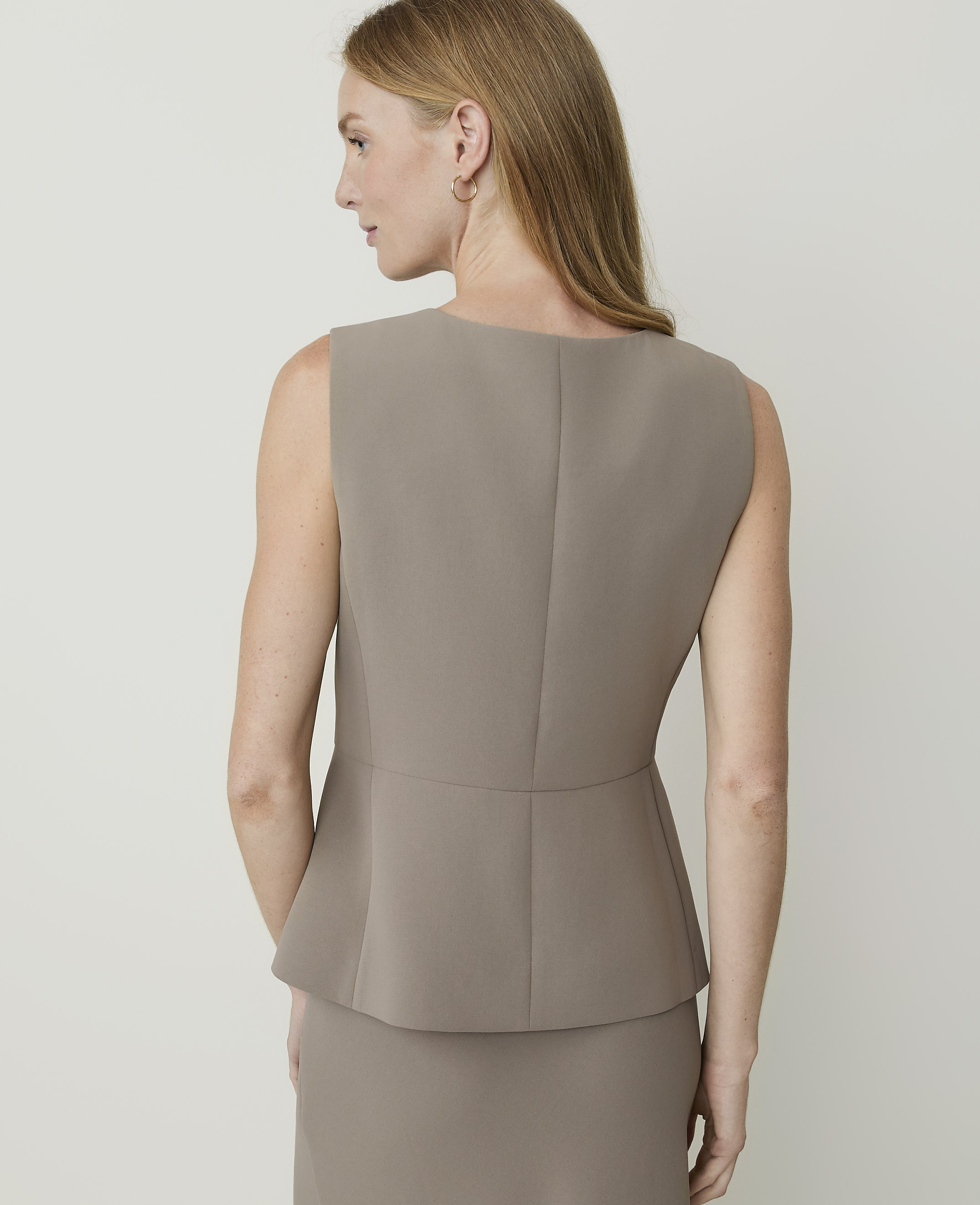 The V-Neck Vest in Textured Crepe - thumbnail 3