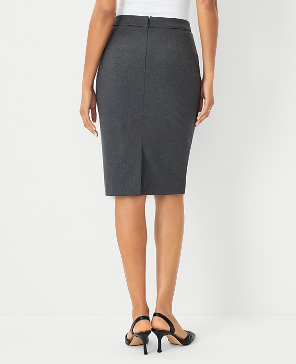 The Petite Seamed Pencil Skirt in Seasonless Stretch &mdash; Curvy Fit